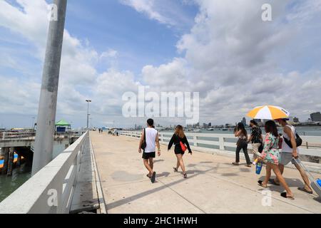 Chonburi, Thailand - 3. April 2021: Der Bali Hai Pier. Der Ort für Touristen, die nach Koh Lan, in der Stadt Pattaya, Chonburi, Thailand, reisen möchten. Stockfoto