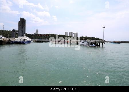 Chonburi, Thailand - 3. April 2021: Der Bali Hai Pier. Der Ort für Touristen, die nach Koh Lan, in der Stadt Pattaya, Chonburi, Thailand, reisen möchten. Stockfoto