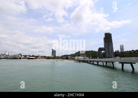 Chonburi, Thailand - 3. April 2021: Der Bali Hai Pier. Der Ort für Touristen, die nach Koh Lan, in der Stadt Pattaya, Chonburi, Thailand, reisen möchten. Stockfoto