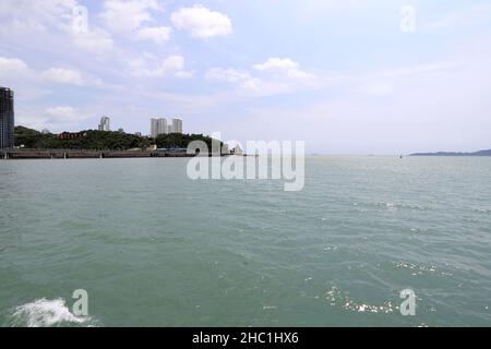 Chonburi, Thailand - 3. April 2021: Der Bali Hai Pier. Der Ort für Touristen, die nach Koh Lan, in der Stadt Pattaya, Chonburi, Thailand, reisen möchten. Stockfoto