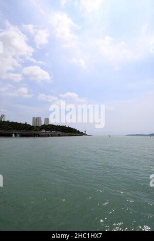 Chonburi, Thailand - 3. April 2021: Der Bali Hai Pier. Der Ort für Touristen, die nach Koh Lan, in der Stadt Pattaya, Chonburi, Thailand, reisen möchten. Stockfoto