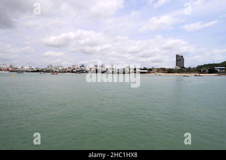 Chonburi, Thailand - 3. April 2021: Der Bali Hai Pier. Der Ort für Touristen, die nach Koh Lan, in der Stadt Pattaya, Chonburi, Thailand, reisen möchten. Stockfoto