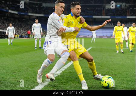 Madrid, Spanien. 19th Dez 2021. Lucas Vasquez (L) von Real Madrid spielt mit Ruben Sobrino von Cádiz während eines Fußballspiels der ersten spanischen Liga zwischen Real Madrid und Cádiz CF in Madrid, Spanien, am 19. Dezember 2021. Kredit: Gustavo Valiente/Xinhua/Alamy Live Nachrichten Stockfoto