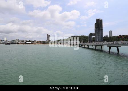 Chonburi, Thailand - 3. April 2021: Der Bali Hai Pier. Der Ort für Touristen, die nach Koh Lan, in der Stadt Pattaya, Chonburi, Thailand, reisen möchten. Stockfoto