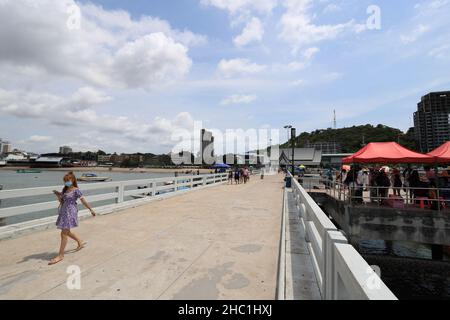 Chonburi, Thailand - 3. April 2021: Der Bali Hai Pier. Der Ort für Touristen, die nach Koh Lan, in der Stadt Pattaya, Chonburi, Thailand, reisen möchten. Stockfoto