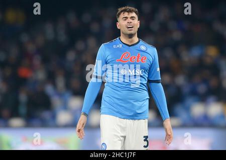 Andrea Petagna, Italienerin des SSC Napoli, schaut während des Fußballspiels der Serie A zwischen SSC Napoli und Spezia am 22. Dezember 2021 im Diego Armando Maradona Stadium in Neapel, Süditalien. Stockfoto