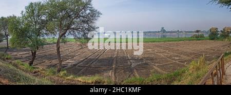 Panoramablick auf Ackerland Wiesen in ländlicher Landschaft am Rande des großen Flusses Stockfoto