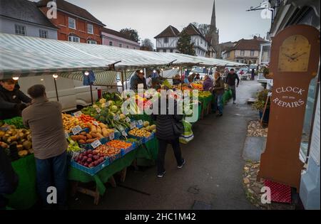 Thaxted, Großbritannien. 23rd Dez 2021. Thaxted Market Essex England Letzter Tag zum Shoppen von Weihnachtsgemüse, Fisch und Wild. 23 Dez 2021 auf dem Thaxted Market, der aus dem Mittelalter stammt und hier in der Town Street im Schatten des Thaxted Christmas Tree vor der Guildhall aus dem 14th. Jahrhundert und der Kirche aus dem 13th. Jahrhundert zu sehen ist, kaufen Käufer ihre Last-Minute-Weihnachtsgerichte. Foto: BRIAN HARRIS/Alamy Live News Stockfoto