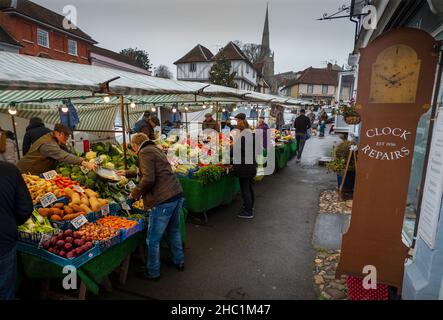 Thaxted, Großbritannien. 23rd Dez 2021. Thaxted Market Essex England Letzter Tag zum Shoppen von Weihnachtsgemüse, Fisch und Wild. 23 Dez 2021 auf dem Thaxted Market, der aus dem Mittelalter stammt und hier in der Town Street im Schatten des Thaxted Christmas Tree vor der Guildhall aus dem 14th. Jahrhundert und der Kirche aus dem 13th. Jahrhundert zu sehen ist, kaufen Käufer ihre Last-Minute-Weihnachtsgerichte. Foto: BRIAN HARRIS/Alamy Live News Stockfoto