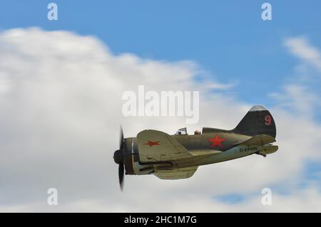 Polikarpov I-16 Rata Jagdflugzeug der Sowjetischen Luftwaffe. Das kleine russische Kampfflugzeug aus dem zweiten Weltkrieg fliegt auf der Flugschau „Flying Legends“ von Duxford Stockfoto
