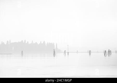 Starker Nebel auf der Lagune von Venedig. (MVS) Stockfoto