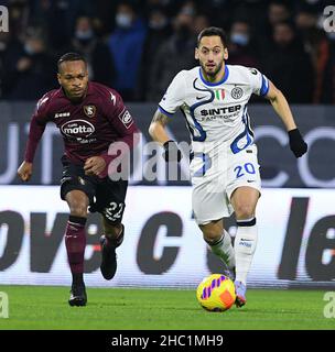 (211218) -- SALERNO, 18. Dezember 2021 (Xinhua) -- Hakan Calhanoglu (R) von Inter Mailand spielt mit Joel Obi von Salernitana während eines Fußballspiels zwischen Inter Mailand und Salernitana in Salerno, Italien, am 17. Dezember 2021. (Str/Xinhua) Stockfoto