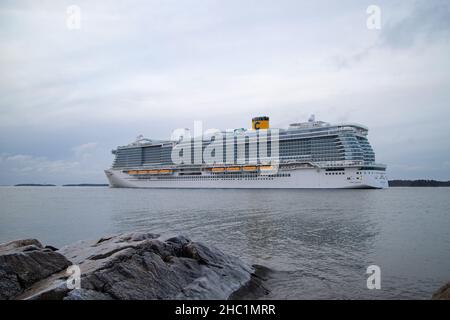 Das mit LNG betriebene Kreuzschiff Costa Toscana verlässt Turku nach der Auslieferung von der Meyer Turku Shipyard am 3. Dezember 2021. Stockfoto