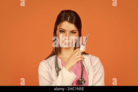 Mädchen Arzt verwenden Spritze im Krankenhaus. Krankenschwester machen Injektion. Grippe oder Grippe. Immunität und Gesundheitsversorgung. Virusinfektionstest. hpv-Impfstoff. Coronavirus Stockfoto