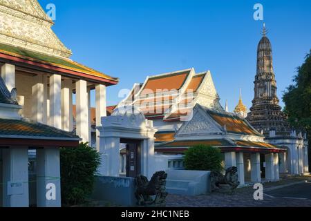 Wat Thepthidaram (Theptidharam) in Mahachai Rd., Bangkok, Thailand, einst die Wohnung des berühmten Dichters Sunthorn Phu; rechts: Ein Khmer-Stil Prang (Kirchturm) Stockfoto