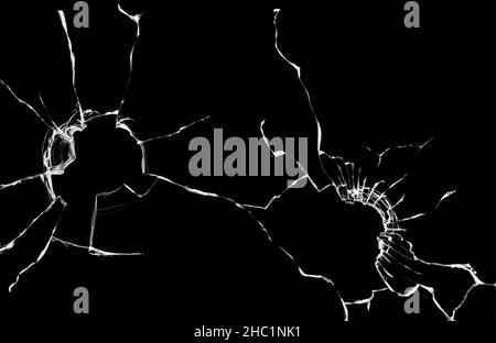 Textur mit Rissen und Löchern im Fensterglas vor Bruch, Abstraktion auf schwarzem Hintergrund Stockfoto