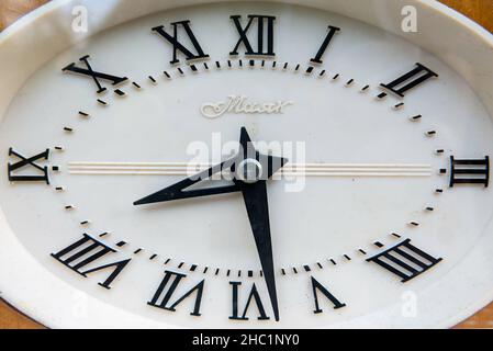 Zifferblatt einer alten analogen sowjetischen Uhr Stockfoto