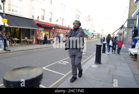 London, England, Großbritannien. Mann mit einer Flasche Bier in der Portobello Road Stockfoto