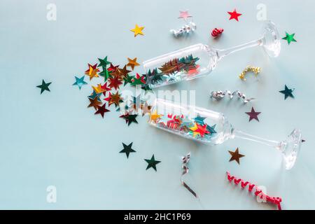 Champagnergläser und bunte Konfetti Happy New Year Konzept Stockfoto