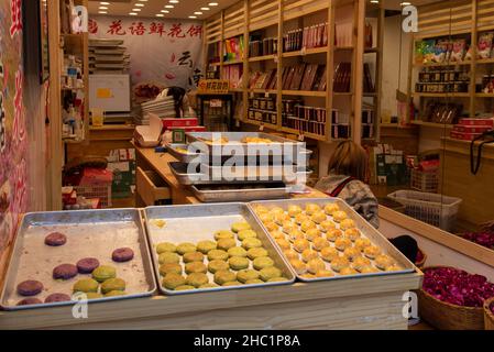 DALI, CHINA. Februar 2019. Kommerzielle Aktivitäten entlang der Hauptstraße der Stadt Stockfoto