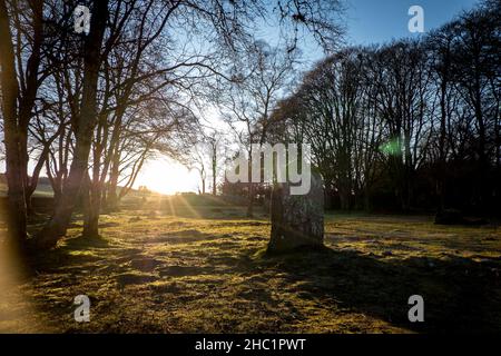 Wintersonnenwende bei Sonnenuntergang auf bronzezeitlicher Grabstätte Stockfoto