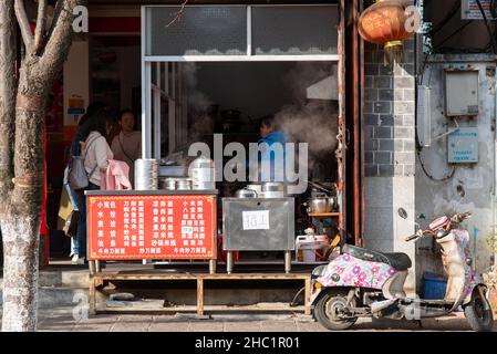 DALI, CHINA. Februar 2019. Kommerzielle Aktivitäten entlang der Hauptstraße der Stadt Stockfoto