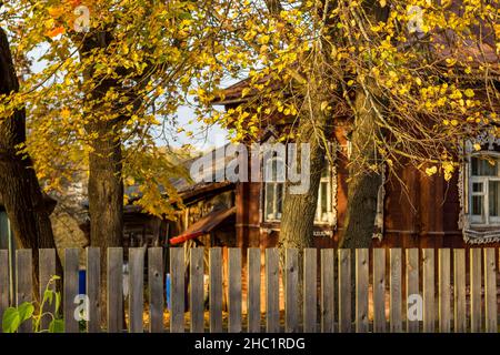 Dorfhaus mit einem Zaun, malerischer Herbstblick. Kaluga-Region, Russland Stockfoto