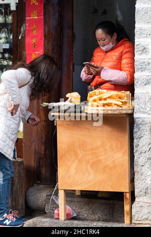 DALI, CHINA. Februar 2019. Kommerzielle Aktivitäten entlang der Hauptstraße der Stadt Stockfoto