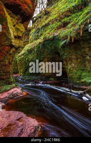 Finnich Glen, Heimat des als Devil's Pulpit bekannten Felsens in Stirlingshire, Schottland. Stockfoto