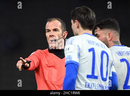 18. Dezember 2021, Berlin: Fußball: Bundesliga, Hertha BSC - Borussia Dortmund, Matchday 17 im Olympiastadion. Schiedsrichter Marco Fritz (l.) spricht mit Hertha-Spielern Herthas Jurgen Ekkelenkamp und Herthas Marco Richter (r.) während eines Dortmunder Freistocks. Foto: Soeren Sache/dpa-Zentralbild/dpa - WICHTIGER HINWEIS: Gemäß den Bestimmungen der DFL Deutsche Fußball Liga und/oder des DFB Deutscher Fußball-Bund ist es untersagt, im Stadion und/oder vom Spiel aufgenommene Fotos in Form von Sequenzbildern und/oder videoähnlichen Fotoserien zu verwenden oder zu verwenden. Stockfoto