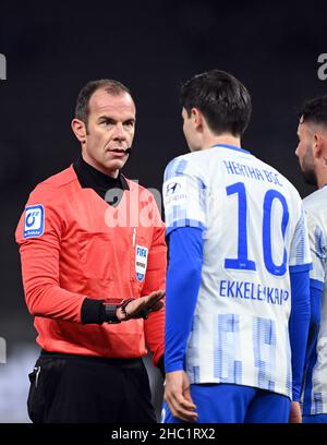 18. Dezember 2021, Berlin: Fußball: Bundesliga, Hertha BSC - Borussia Dortmund, Matchday 17 im Olympiastadion. Schiedsrichter Marco Fritz (l.) spricht mit Hertha-Spieler Jurgen Ekkelenkamp während eines Dortmunder Freistocks. Foto: Soeren Sache/dpa-Zentralbild/dpa - WICHTIGER HINWEIS: Gemäß den Bestimmungen der DFL Deutsche Fußball Liga und/oder des DFB Deutscher Fußball-Bund ist es untersagt, im Stadion und/oder vom Spiel aufgenommene Fotos in Form von Sequenzbildern und/oder videoähnlichen Fotoserien zu verwenden oder zu verwenden. Stockfoto