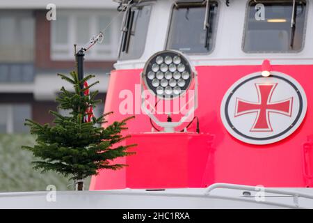 Cuxhaven, Deutschland. 23rd Dez 2021. An Bord des Seerettungskreuzers 'Hans Hackmack' ist ein Weihnachtsbaum zu sehen. Nicht jeder feiert Weihnachten mit seiner Familie unter dem Weihnachtsbaum: Der Deutsche Seerunddienst (DGzRS) ist immer einsatzbereit. Quelle: Markus Hibbeler/dpa/Alamy Live News Stockfoto