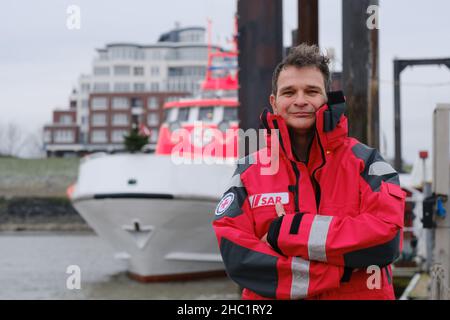 Cuxhaven, Deutschland. 23rd Dez 2021. Ulf Pirwitz, Vorarbeiter des Seerettungskreuzers 'Hans Hackmack', steht vor seinem Schiff. Nicht jeder feiert Weihnachten mit seiner Familie unter dem Weihnachtsbaum: Der Deutsche Seerunddienst (DGzRS) ist immer einsatzbereit. Quelle: Markus Hibbeler/dpa/Alamy Live News Stockfoto