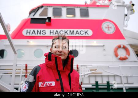 Cuxhaven, Deutschland. 23rd Dez 2021. Ulf Pirwitz, Vorarbeiter des Seerettungskreuzers 'Hans Hackmack', steht vor seinem Schiff in Cuxhaven. Nicht jeder feiert Weihnachten mit seiner Familie unter dem Weihnachtsbaum: Der Deutsche Seerunddienst (DGzRS) ist immer einsatzbereit. Quelle: Markus Hibbeler/dpa/Alamy Live News Stockfoto