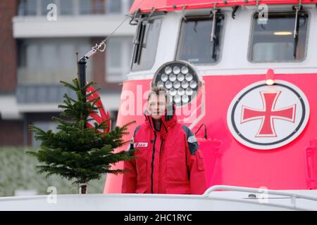 Cuxhaven, Deutschland. 23rd Dez 2021. Ulf Pirwitz, Vorarbeiter des Seerettungskreuzers 'Hans Hackmack', steht auf seinem Schiff. Nicht jeder feiert Weihnachten mit seiner Familie unter dem Weihnachtsbaum: Der Deutsche Seerunddienst (DGzRS) ist immer einsatzbereit. Quelle: Markus Hibbeler/dpa/Alamy Live News Stockfoto