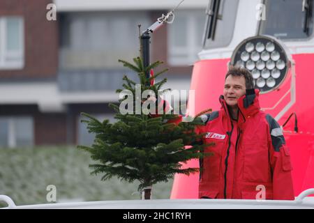 Cuxhaven, Deutschland. 23rd Dez 2021. Ulf Pirwitz, Vorarbeiter des Seerettungskreuzers 'Hans Hackmack', steht auf seinem Schiff in Cuxhaven. Nicht jeder feiert Weihnachten mit seiner Familie unter dem Weihnachtsbaum: Der Deutsche Seerunddienst (DGzRS) ist immer einsatzbereit. Quelle: Markus Hibbeler/dpa/Alamy Live News Stockfoto