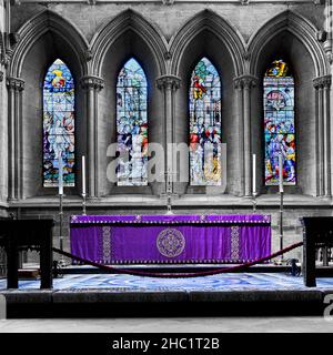 Altar und Ostende Buntglasfenster im Chor der Southwell Church, England. Stockfoto