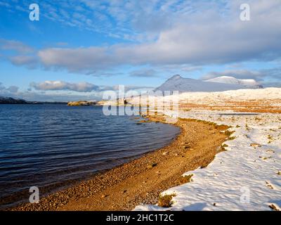 Das Ardvreck Castle aus dem 16th. Jahrhundert am Loch Assynt in Sutherland, Schottland, an einem frischen Wintermorgen. Stockfoto