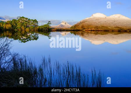 Stac Pollaidh spiegelte sich in einem unbenannten Lokan in Inverpolly im Nordwesten der schottischen Highlands wider. Stockfoto