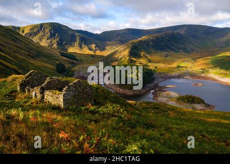 Haweswater Reservoir im Lake District, wo der Wasserstand 2021 so niedrig wurde, wurde das zuvor untergetauchte Dorf Mardale Green sichtbar. Stockfoto