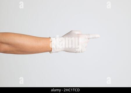 Die menschliche Hand mit Handschuh auf dem weißen Hintergrund Stockfoto