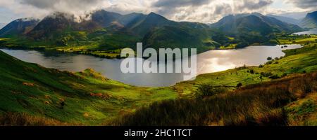 Ein Panoramablick über Crummock Water zu den nördlichen Fjells von Scale Knott, Mellbreak, im Lake District, Großbritannien Stockfoto