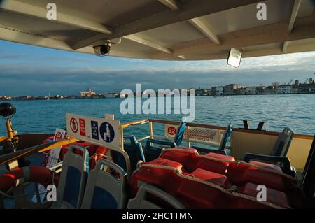 An Bord eines Wasserbusses (Vaporetto) auf dem Giudecca-Kanal in Venedig, Italien Stockfoto