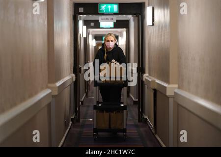 Nach der nationalen Obdachlosigkeit-Krise hat ein Freiwilliger in einem Hotel im Zentrum von London ein Frühstück für Obdachlose in ihre Zimmer gebracht und die Weihnachtsdienste für Menschen, die Obdachlosigkeit erfahren haben, 50th Jahre lang eröffnet. Bilddatum: Donnerstag, 23. Dezember 2021. Stockfoto