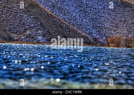 Band E Amir, Afghanistan. 20th Dez 2021. Das Foto vom 19. Dezember 2021 zeigt den Band-e-Amir See in der Provinz Bamiyan, Afghanistan. Band-e-Amir wurde 2009 als Afghanistans erster Nationalpark anerkannt. Quelle: Str/Xinhua/Alamy Live News Stockfoto