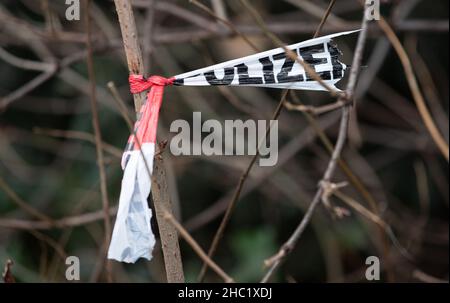 17. Dezember 2021, Niedersachsen, Osnabrück: Der Rest eines Polizeibandes hängt an einem Busch. Foto: Friso Gentsch/dpa Stockfoto