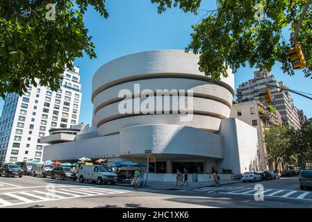 NEW YORK, USA - 25. AUGUST 2019: Fassade des berühmten Guggenheim Museums in New York City, USA Stockfoto