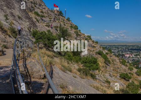 OSCH, KIRGISISTAN - 28. MAI 2018: Schritte zum Sulaiman-Too-Hügel in Osch, Kirgisistan Stockfoto