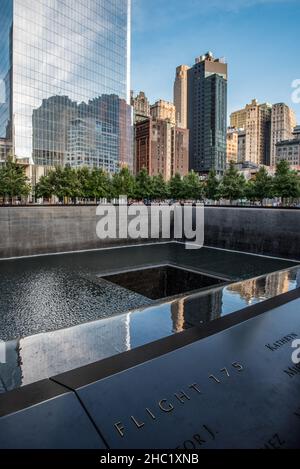 NEW YORK, USA - 25. AUGUST 2019: Ikonisches Denkmal des One World Trade Center in der Innenstadt von Manhattan, USA Stockfoto