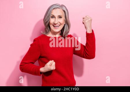 Porträt von attraktiven glücklich fröhlich grauhaarige Frau jubeln Spaß isoliert über rosa Pastellfarben Hintergrund Stockfoto